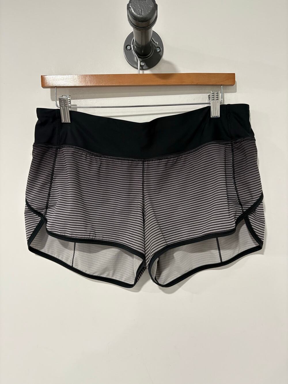 Lululemon Shorts 3" Black / Gray Graph Pattern Size 8